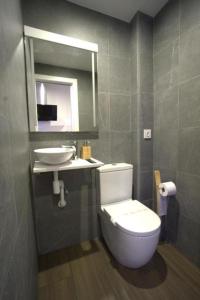 A bathroom at RentalSevilla Looks Pretty and modern