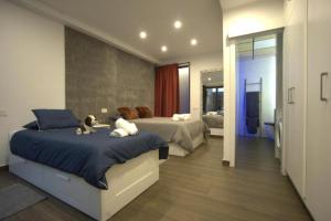 A bed or beds in a room at RentalSevilla Looks Pretty and modern
