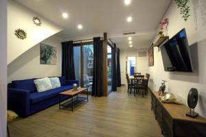 A television and/or entertainment centre at RentalSevilla Looks Pretty and modern