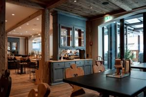 Reštaurácia alebo iné gastronomické zariadenie v ubytovaní Hotel Universo