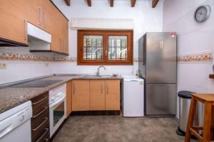 een keuken met een wastafel en een koelkast bij Villa Ventura 8 Pers in Pego