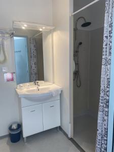 a bathroom with a white sink and a mirror at FastHôtel Mont de Marsan - Un Hôtel FH Collection in Mont-de-Marsan +18 photos