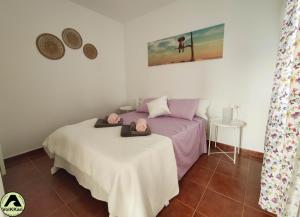Łóżko lub łóżka w pokoju w obiekcie VolKKanrentals SunBeam House