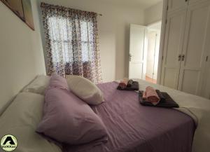 Łóżko lub łóżka w pokoju w obiekcie VolKKanrentals SunBeam House
