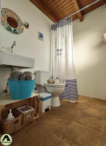 łazienka z toaletą i umywalką w obiekcie VolKKanrentals SunBeam House w mieście Famara