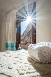 A bed or beds in a room at Bosa Queen House