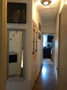 einen Flur mit einem Spiegel an der Wand und eine Küche in der Unterkunft Six in Amsterdam