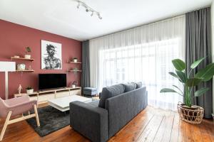 sala de estar con sofá y TV en Sleek Flat within Walking Distance to Pera Museum, en Estambul