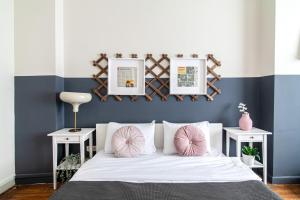 1 dormitorio con paredes azules y blancas y 1 cama con almohadas rosas en Sleek Flat within Walking Distance to Pera Museum, en Estambul