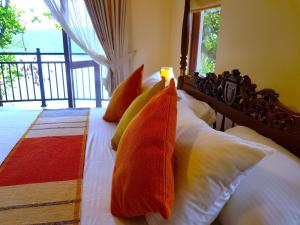 Un dormitorio con una cama con almohadas. en MyHoliday Home @ Bandaragama en Bandaragama