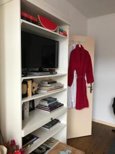 Μια τηλεόραση ή/και κέντρο ψυχαγωγίας στο Six