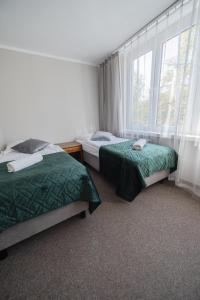 1 Schlafzimmer mit 2 Betten und einem Fenster in der Unterkunft Hotel Felix in Krakau