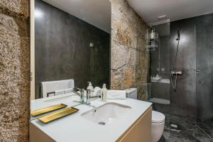 e bagno con lavandino, servizi igienici e doccia. di GuestReady - La Maison Aires Gouveia 3 a Porto
