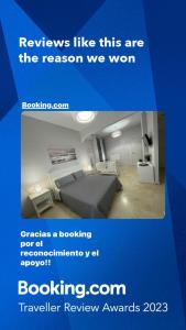 Una foto de un dormitorio con una cama en una habitación en Agradable Casa independiente con piscina, en Sevilla