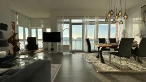 a living room with a table and chairs and a dining room at Ferienwohnung mit Blick aufs Meer in Wilhelmshaven in Wilhelmshaven