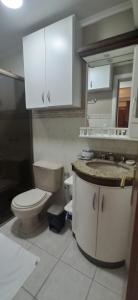y baño con aseo y lavamanos. en Conheça Gramado no Montebello, en Gramado
