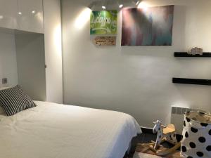 een slaapkamer met een bed en een schilderij aan de muur bij Seawind in Knokke-Heist