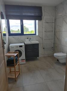 日拉爾杜夫的住宿－Noclegi przy Browarnej，一间带洗衣机和水槽的浴室