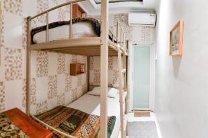 Двухъярусная кровать или двухъярусные кровати в номере The Cabin Purwokinanti Hotel