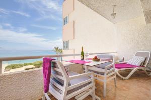 a balcony with a table and chairs and the ocean at Altea Sol in Altea