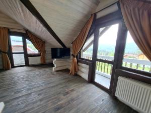 Balkón alebo terasa v ubytovaní Mountain White House гостинний двір