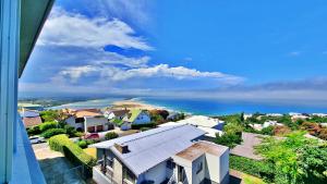 z góry widok na dom i ocean w obiekcie Summerhill Self-Catering Holiday Accommodation w mieście Plettenberg Bay
