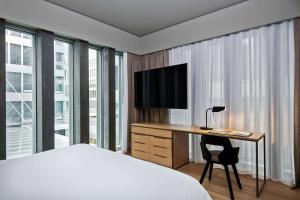 TV a/nebo společenská místnost v ubytování Hyatt Regency Zurich Airport Circle