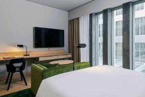 TV a/nebo společenská místnost v ubytování Hyatt Regency Zurich Airport Circle