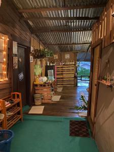 una habitación con una tienda con suelo de madera y una habitación con en HostelBed @ Phitsanulok en Phitsanulok
