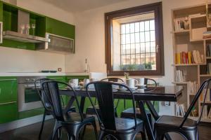 A cozinha ou kitchenette de Apollo Suites