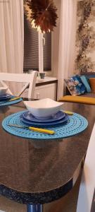 un tazón en una mesa con un plato en ella en Lennuki Apartement en Rakvere