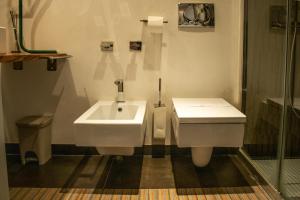 Uma casa de banho em Apollo Suites