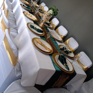 een tafel met borden eten erop bij Suits Guest house & bar in Carletonville