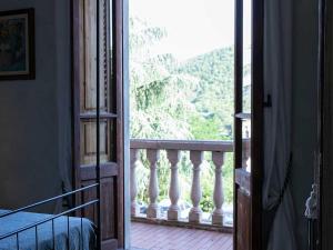 Schlafzimmer mit einer Tür, die auf einen Balkon führt in der Unterkunft Villa Rosa Panzano in Panzano