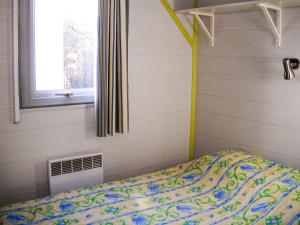 een bed in een kamer met een raam bij VVF Morbihan Larmor-Plage in Larmor-Plage