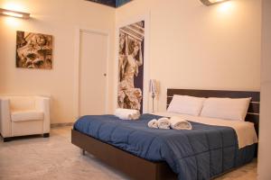 um quarto com uma cama com duas toalhas em Apollo Suites em Lecce