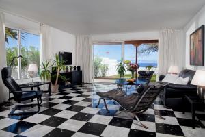 salon z czarno-białą podłogą wyłożoną szachownicą w obiekcie Casa Janni w Puerto de la Cruz