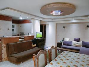 Super Deluxe apartment with 3 Bed rooms في شرم الشيخ: غرفة معيشة مع أريكة وطاولة