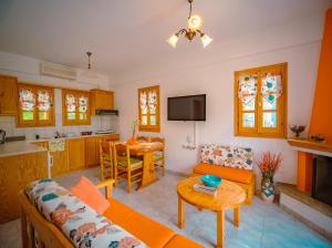 sala de estar con sofá y mesa en Orange House for big families in Damouchari - Delicious Houses, en Damouchari