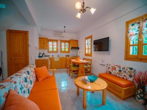 A television and/or entertainment centre at Orange House for big families in Damouchari - Delicious Houses