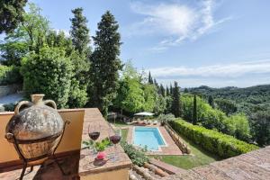 a villa with a swimming pool and a garden at Villa Sunshine in Gambassi Terme