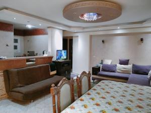 Super Deluxe apartment with 3 Bed rooms في شرم الشيخ: غرفة معيشة مع أريكة وطاولة
