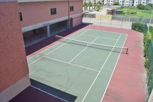 eine Aussicht auf einen Tennisplatz auf einem Gebäude in der Unterkunft Victorian 6106 - Seaside Suite in Galveston