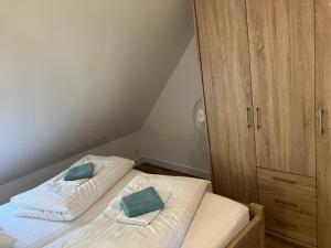 sypialnia z łóżkiem z 2 poduszkami w obiekcie Ferienwohnung 3 ADA w mieście Bergen auf Rügen