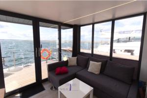 Χώρος καθιστικού στο Hausboot Fjord Auriga mit Biosauna in Wendtorf