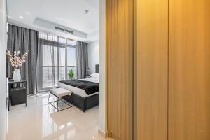 um quarto com uma cama e uma grande janela em 2 BR Superior High Floor Apartment in Paramount Midtown, Burj Khalifa View em Dubai