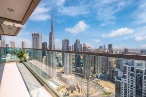 uma vista para uma cidade a partir de um edifício alto em 2 BR Superior High Floor Apartment in Paramount Midtown, Burj Khalifa View em Dubai