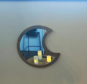 un espejo con tres velas en una habitación en El Cielo de Fomento, en Gijón