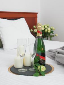 卡齊米日－多爾尼的住宿－Willa Murka，一瓶香槟和一张桌子上的两杯酒