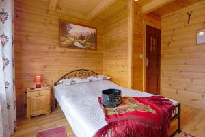 1 dormitorio con 1 cama en una cabaña de madera en U Gruszków Centrum Zakopane, en Zakopane